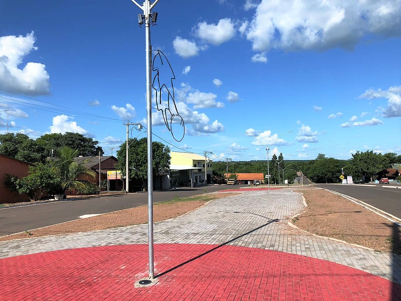 Praça foi decorada com iluminação natalina. (Foto: Jabuty)