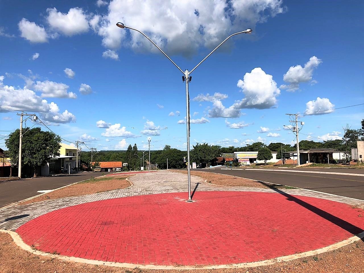 Praça fazia parte do projeto inicial, mas não foi concluída. (Foto: Jabuty)