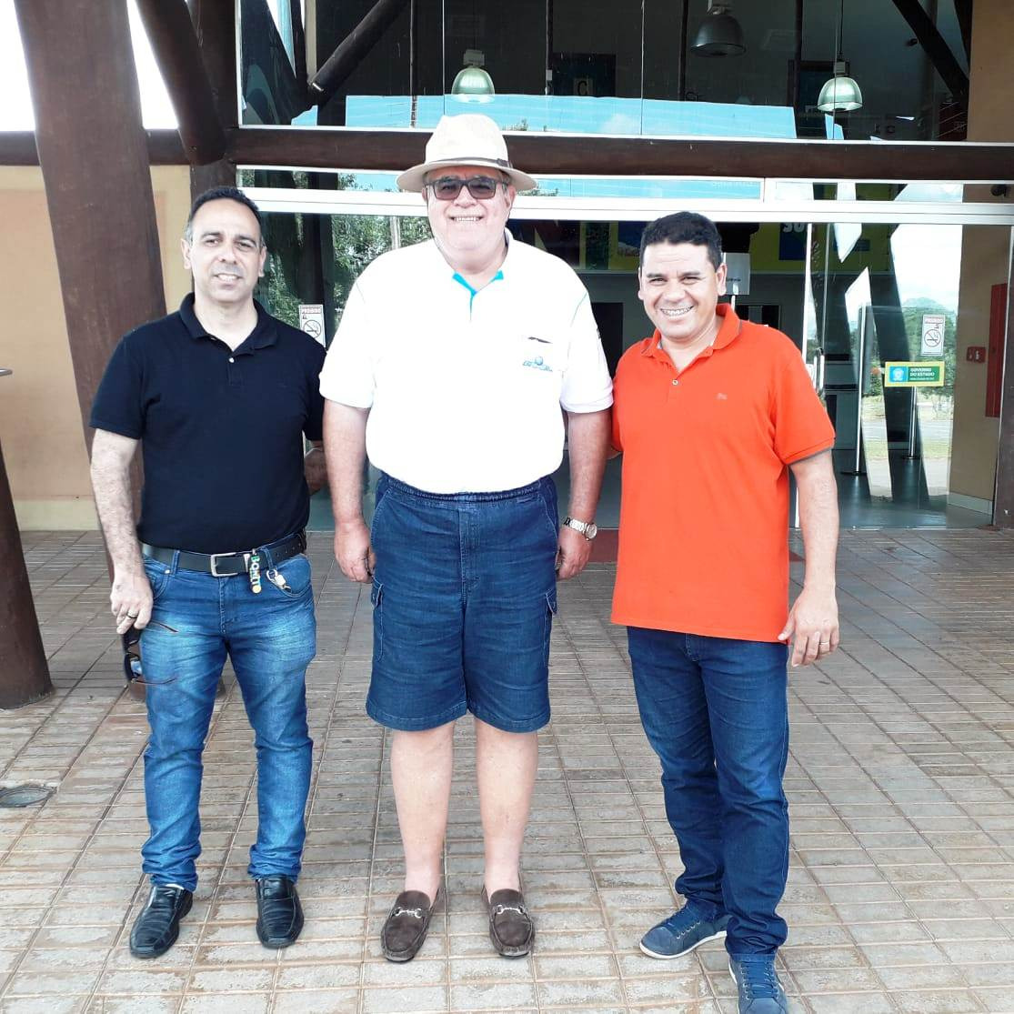 Marun foi recebido pelo vereador Pedrinho da Marambaia e pelo diretor de Turismo, Marcelo Gil da Silva, no aeroporto regional. Foto: Divulgação