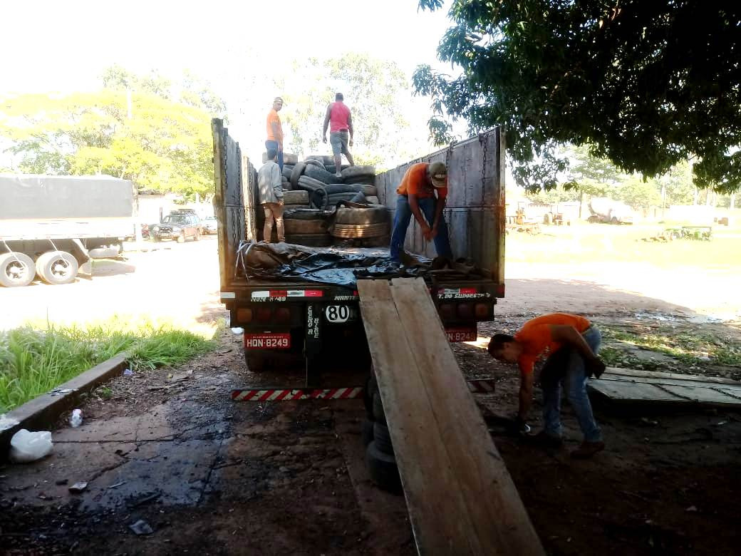 Secretaria envia mais um lote de pneus usados para reciclagem Parceria para descarte contribui para combater mosquitos transmissores da dengue, zica vírus e chikungunya. Foto: divulgação.