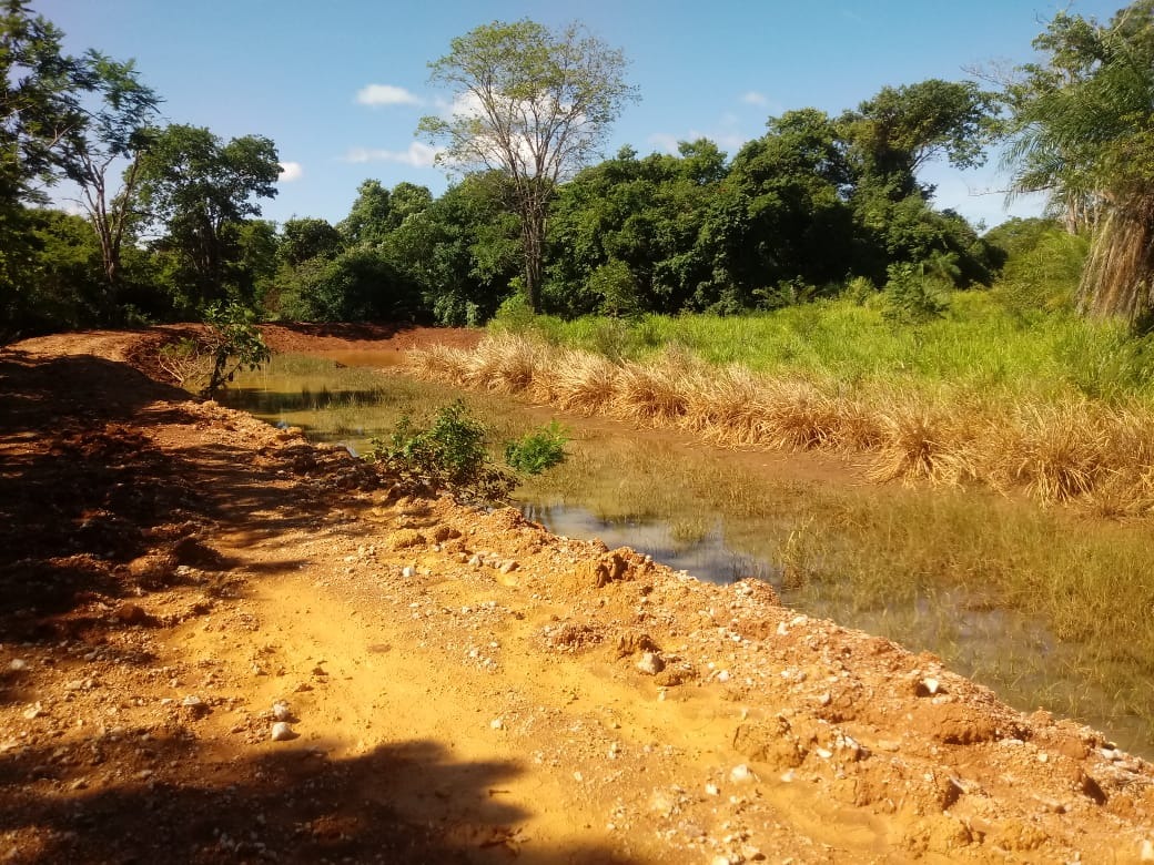 As curvas de nível (terraços) são grandes e compridas “lombadas”, em nível, que quebram a velocidade das águas que escorrem sobre as pastagens ou lavouras, permitindo sua infiltração no solo. Foto: SEMA