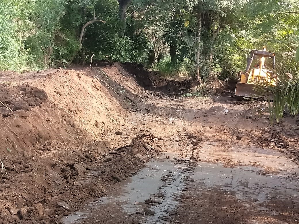 Prefeitura constrói caixas de contenção na estrada boiadeira Trabalhos utilizam uma retroescavadeira, uma pá carregadeira e uma moto-niveladora (patrola). Foto: SEMA