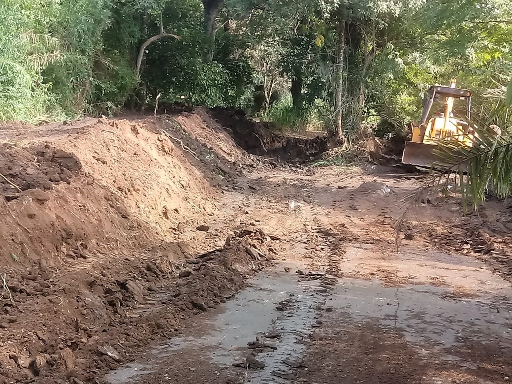 Trabalhos utilizam uma retroescavadeira, uma pá carregadeira e uma moto-niveladora (patrola). Foto: SEMA