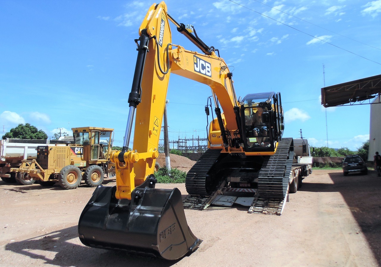 Prefeito entrega escavadeira hidráulica de grande porte A escavadeira, da marca JCB, é equipada com motor turbo de 173 HP (129 kW), cabine fechada e ar condicionado. Foto: PMB