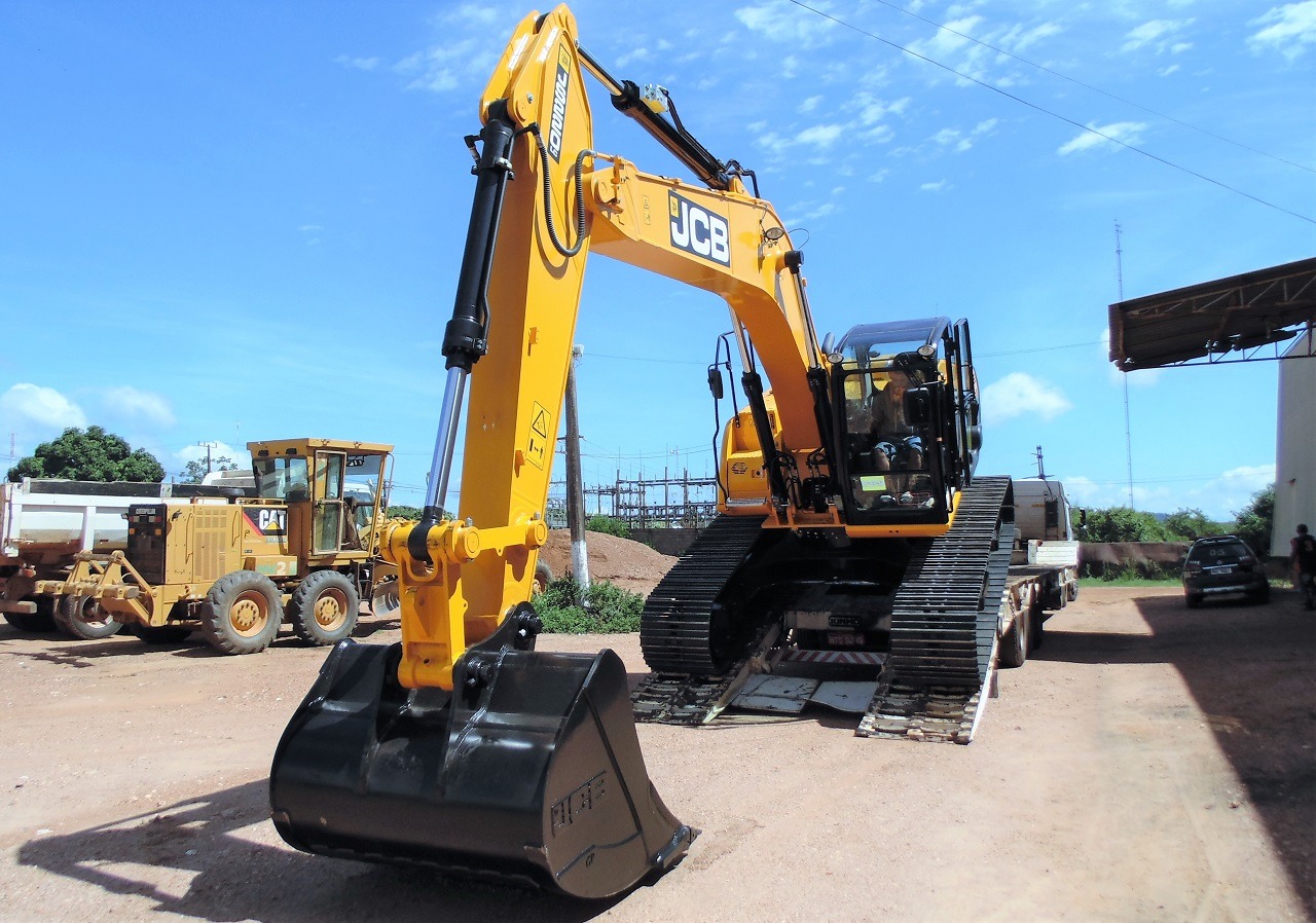 A escavadeira, da marca JCB, é equipada com motor turbo de 173 HP (129 kW), cabine fechada e ar condicionado. Foto: PMB