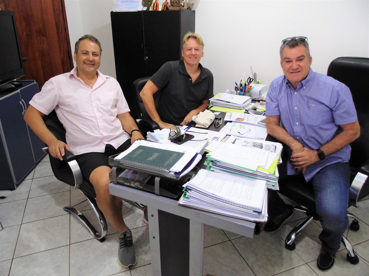Guilherme Miguel Poli (Atratur), Nicolas Stockmann e secretário Augusto Mariano. Foto: PMB