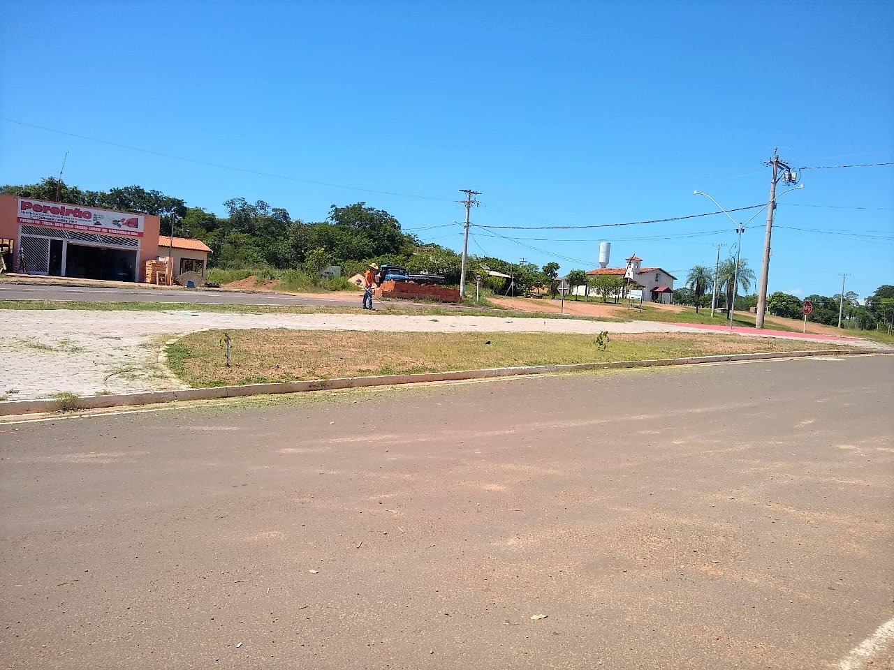 Os trabalhos incluíram a roçada das praças do distrito. Foto: Divulgação