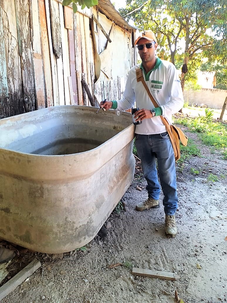 Visita incluiu vistoria e aplicação de larvicida nas caixas de água. Foto: Divulgação