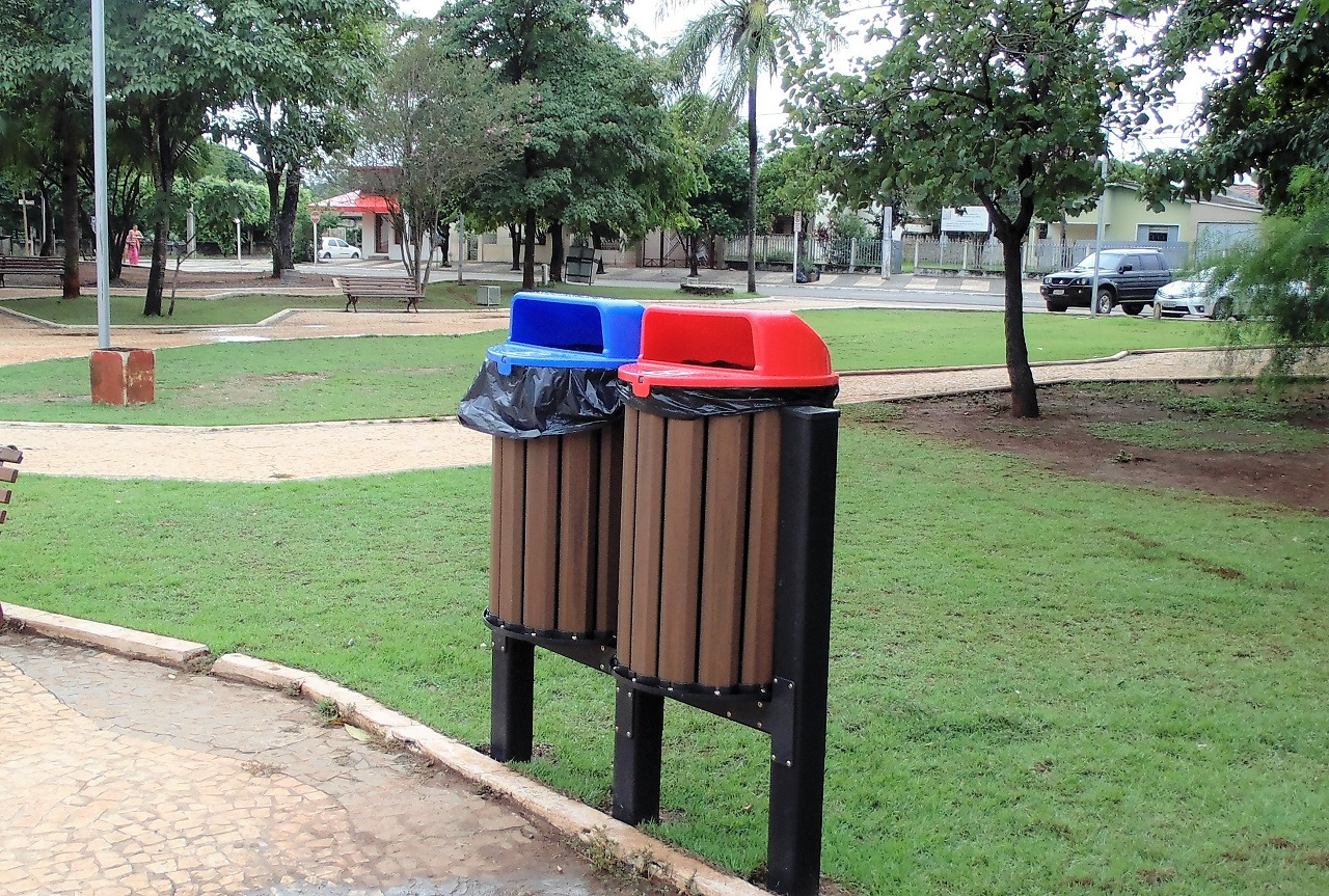 As lixeiras doadas estão sendo instaladas na Praça da Liberdade. Foto: PMB