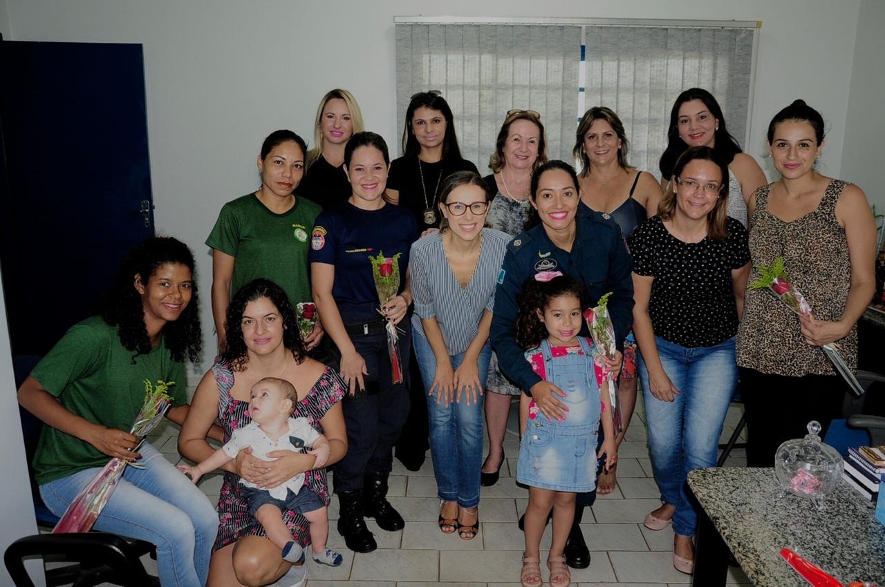 1ª CIPM de Bonito oferece coquetel em homenagem às mulheres Comandante destacou a importância da mulher na sociedade atual. Fotos: Jabuty