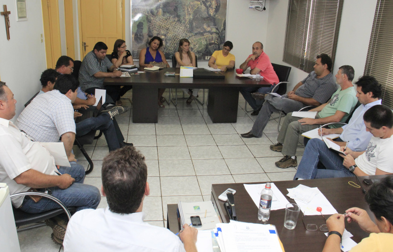 Prefeito Leleco em reunião com seu secretariado,discutindo ações para 2014.