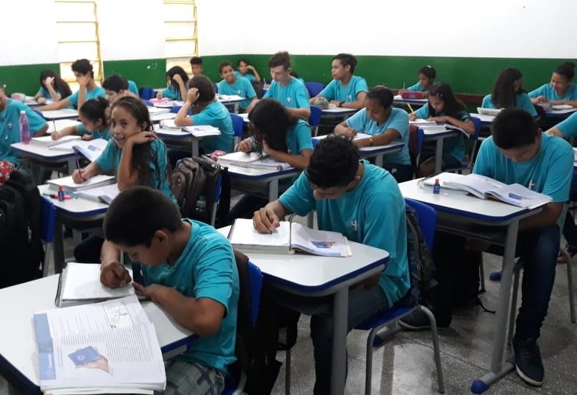 Prefeitura comprou e distribuiu 400 jogos de carteiras para escolas da Rede Municipal. Foto: Divulgação