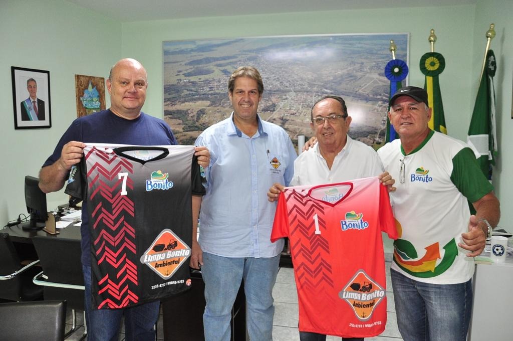 Jogo é composto por 15 camisetas para time de futebol. Foto: Jabuty