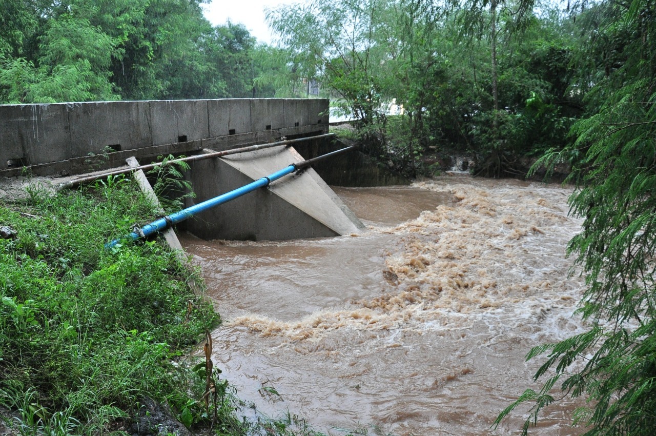 Vazão da ponte sobre o Córrego Bonito aumentou com a colocação de novas manilhas, ao lado das já existentes. Foto: Jabuty
