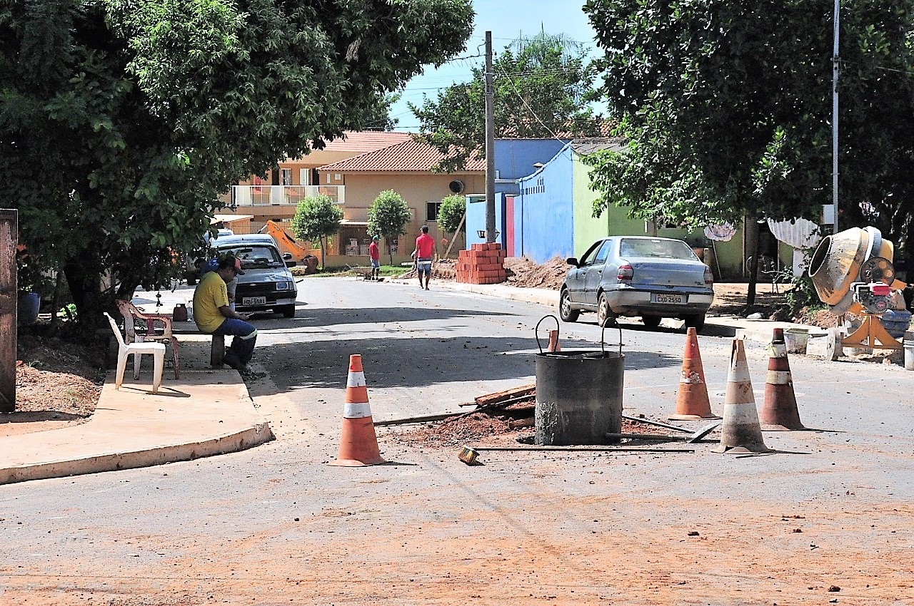 Além do asfalto, projeto inclui calçamento e construção de bocas de lobo. Foto: Jabuty