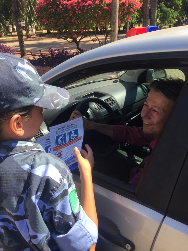 A ação consistiu na distribuição de panfletos educativos e fornecimento de informações. Foto: Divulgação