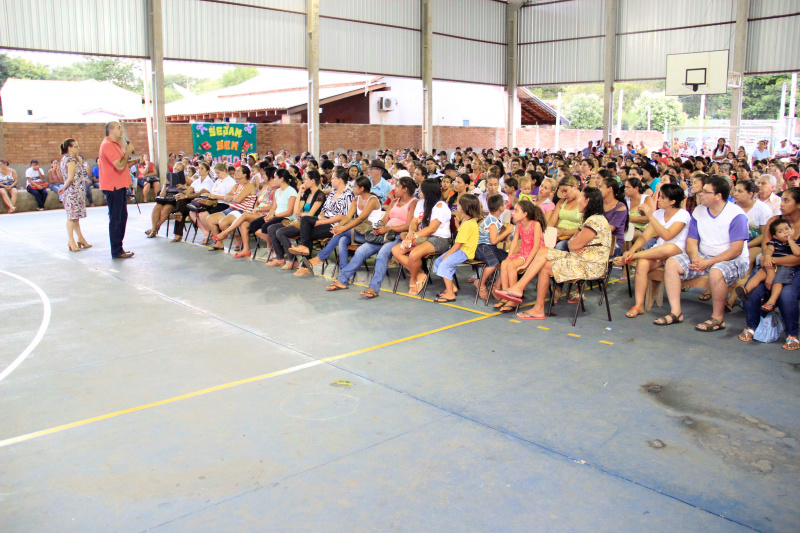 Prefeito Leleco fala aos pais dos alunos da rede municipal de ensino.