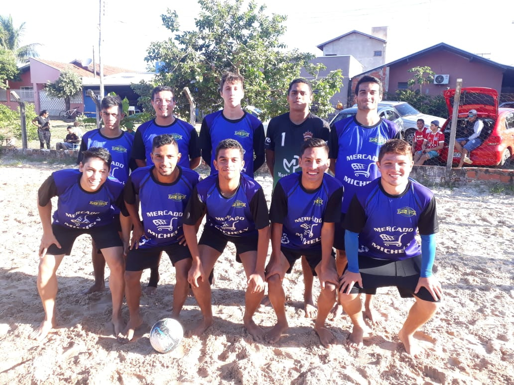 Equipe ASTEC/Mercado Micheli, vencedora do 2° Torneio de futebol de areia do Jardim Boa Vista. Foto: Divulgação