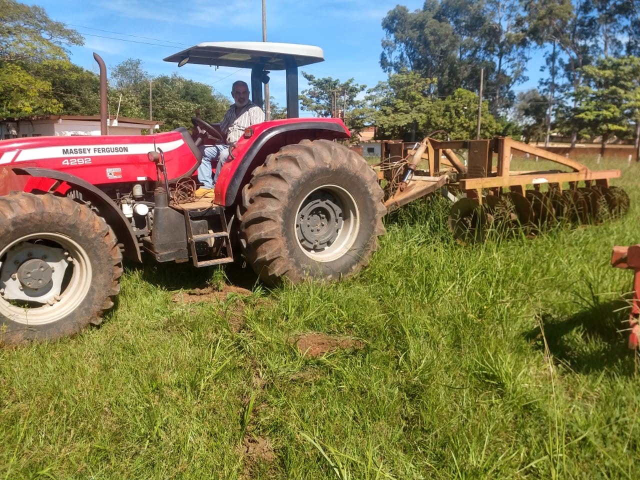 Escavadeira e terraceadeira já trabalham na preservação ambiental O terraceador é um equipamento desenvolvido para erguer o terreno com a forma de “curvas de nível