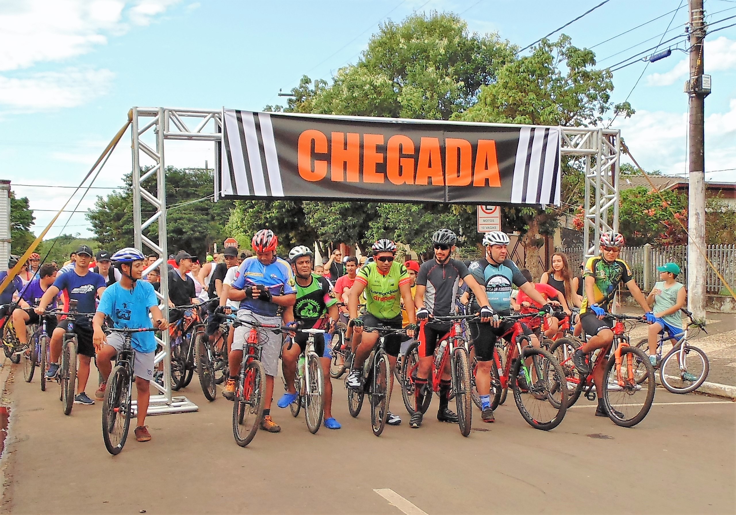 Passeio teve início e término na Praça da Liberdade, onde foram sorteados brindes e bicicletas. Foto: Divulgação