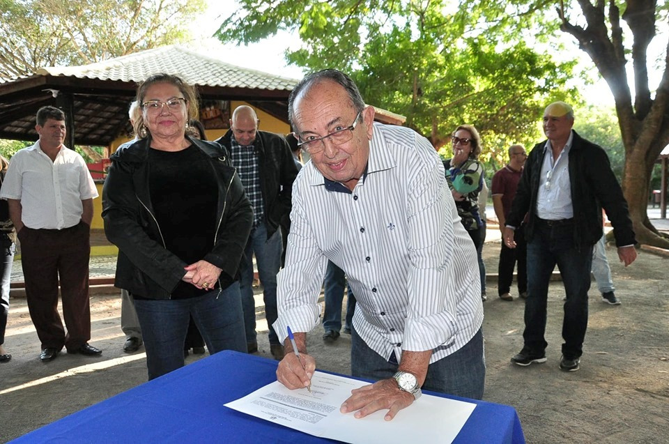 Ordens de serviço e autorização para licitações foram assinadas durante inauguração de quiosques, no Balneário. Foto: Jabuty