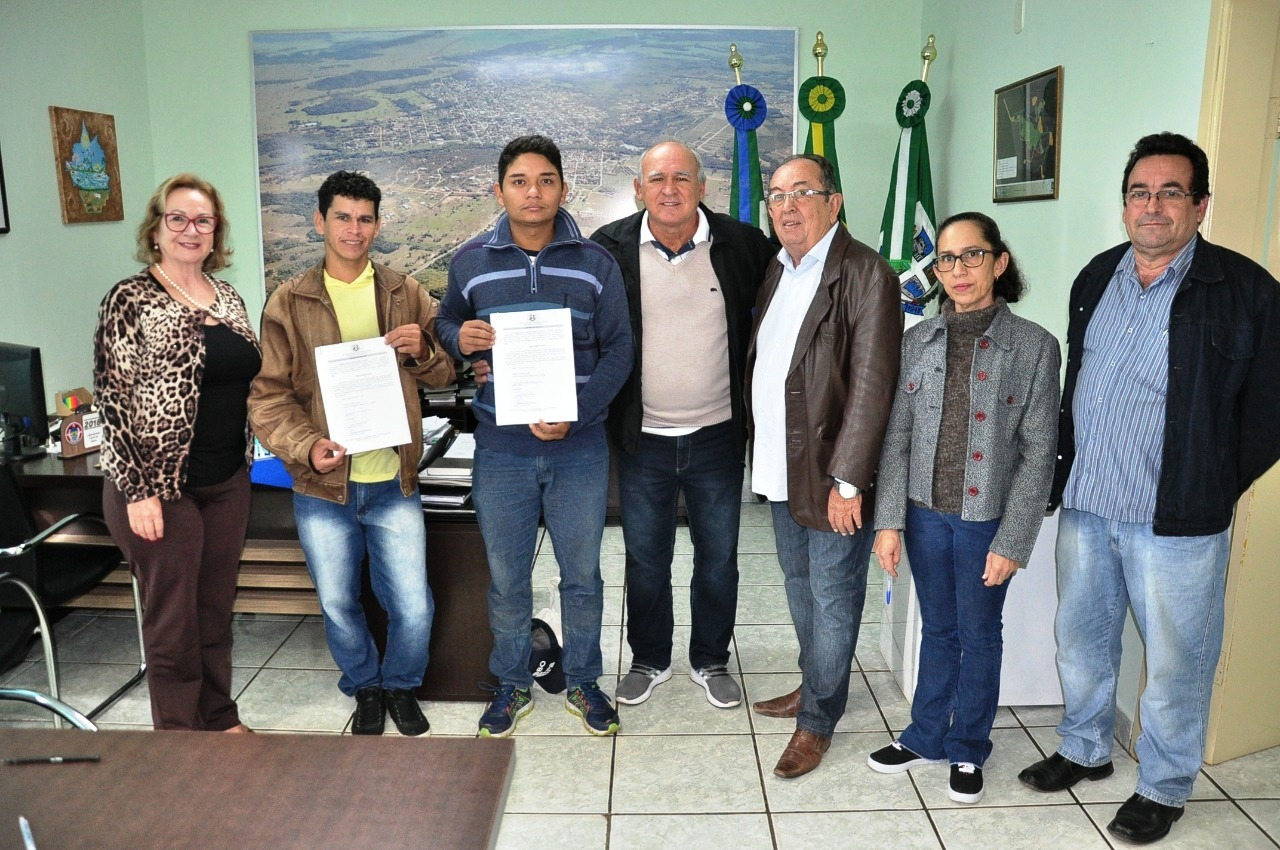 Prefeito e secretários deram posse a mais dois aprovados em concurso público. Foto: Jabuty