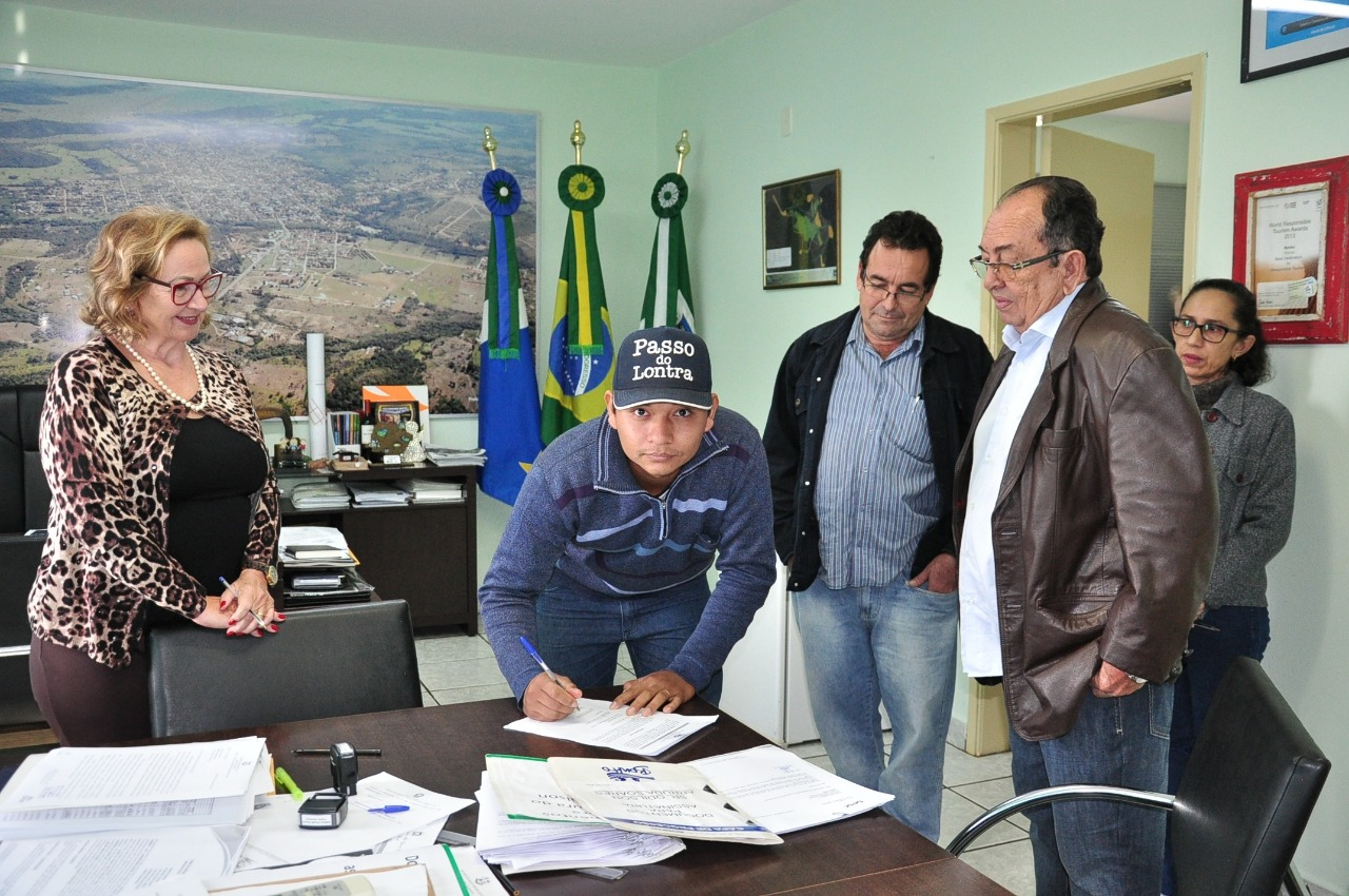 Prefeito dá posse a mais 2 aprovados no concurso público
