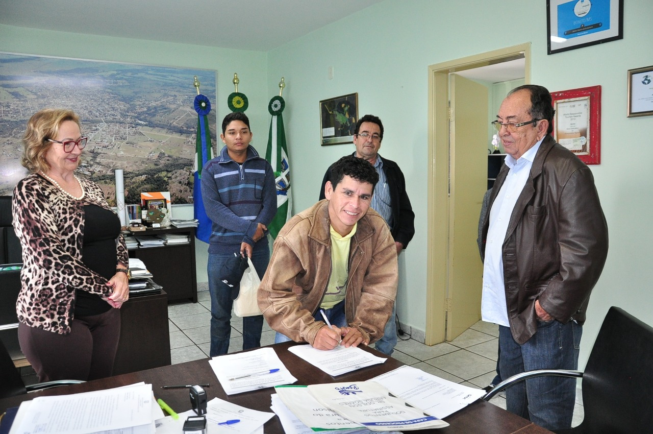 Prefeito dá posse a mais 2 aprovados no concurso público