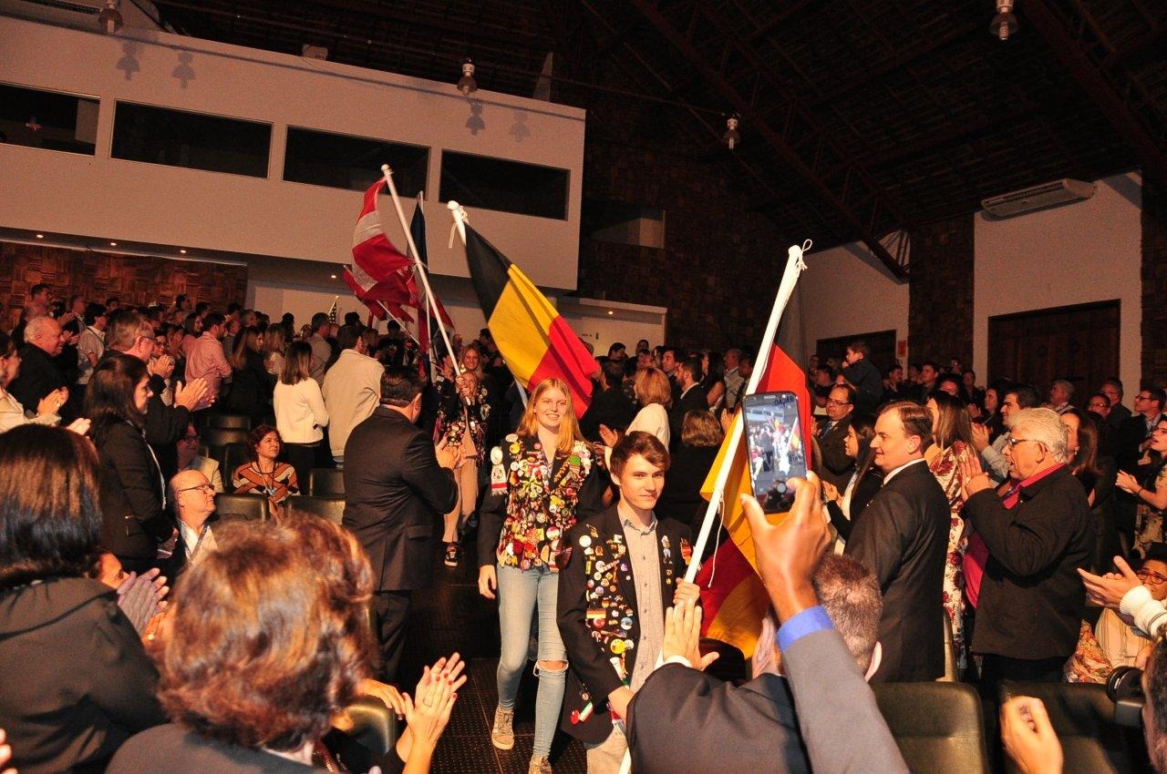 A abertura oficial foi precedida pela entrada das bandeiras. Foto: Jabuty