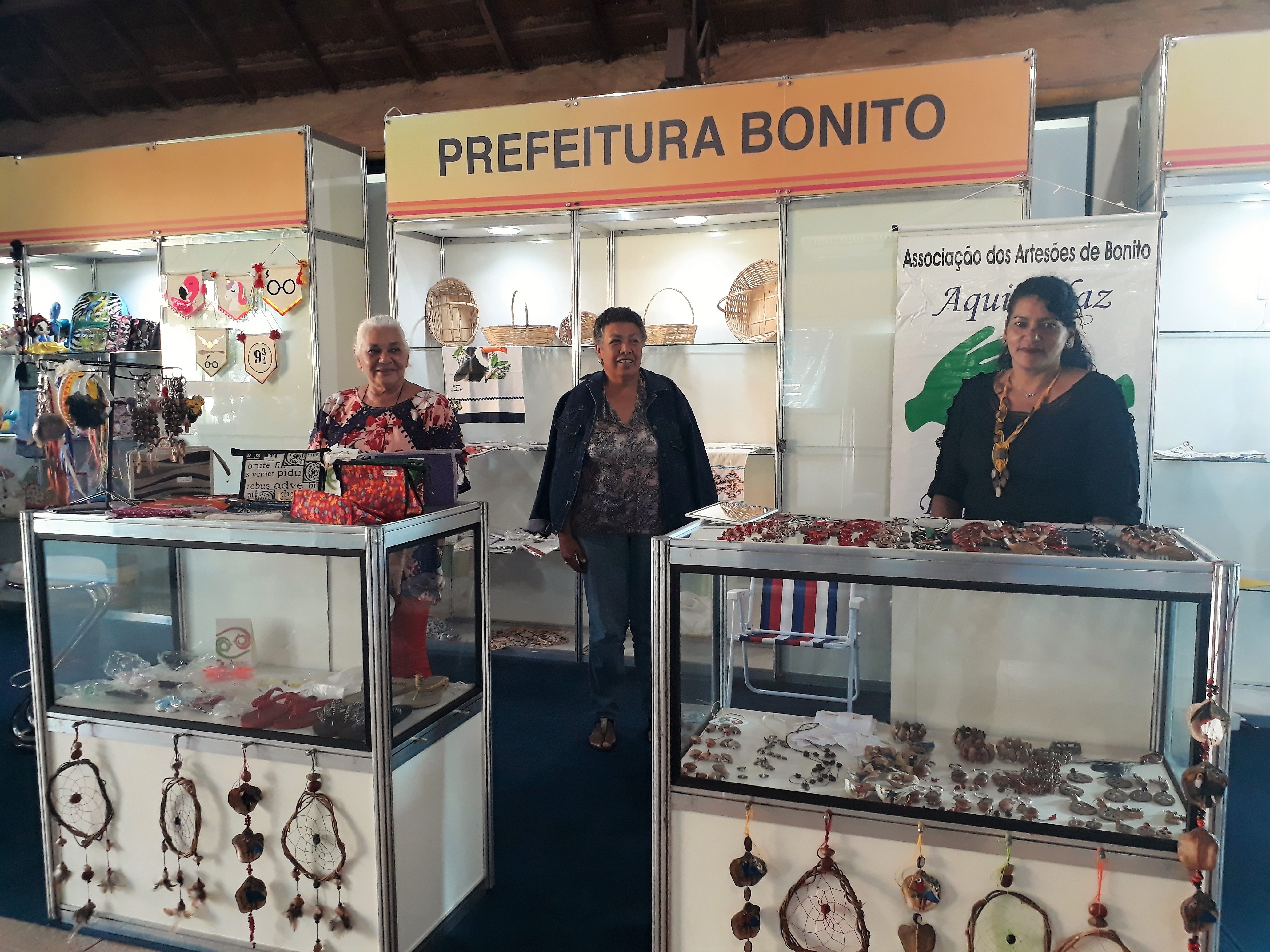 Artesãos também expõem e comercializam na Praça da Liberdade, nos finais de semana. Foto: Divulgação