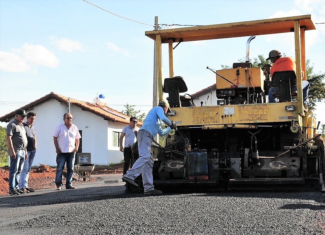 Prefeito vistoriou as obras de asfaltamento das ruas. Foto: Jabuty