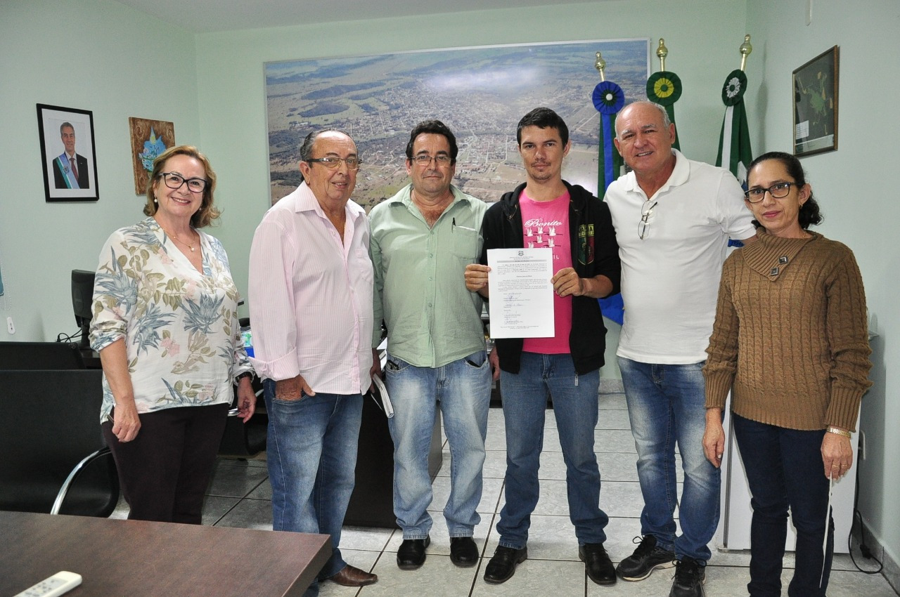 Posse do novo servidor foi assinada no gabinete no prefeito. Foto: Jabuty. 