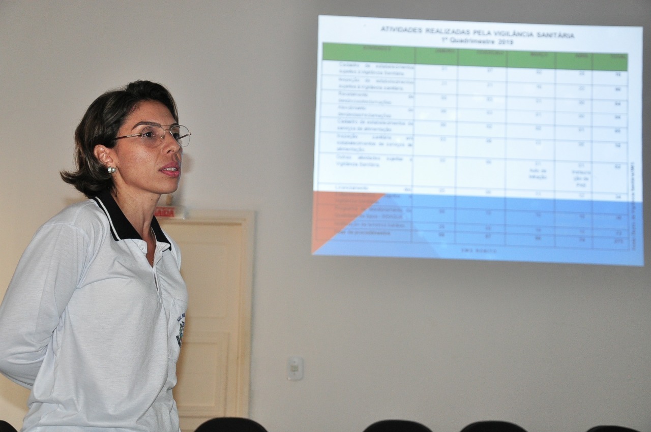 Diretora do Departamento de Vigilância em Saúde, Mariana Correa expõe durante a audiência. Foto: Jabuty
