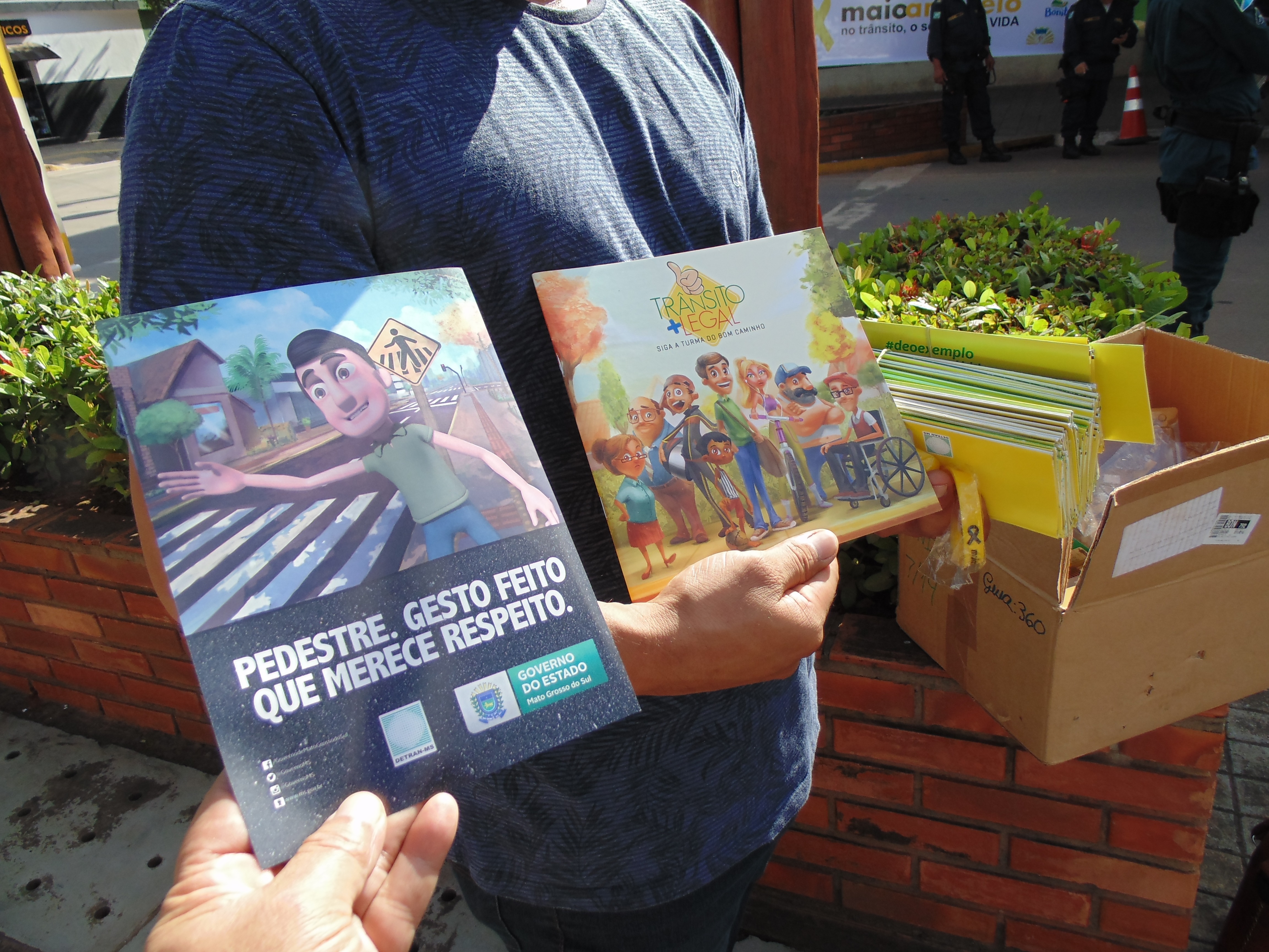 Motoristas abordados receberam material educativo da campanha. Foto: Jabuty