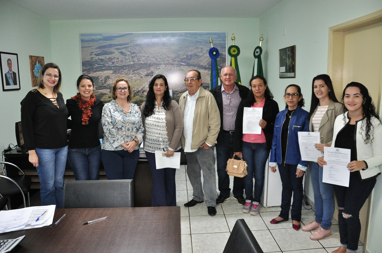 Prefeito dá posse a quatro aprovadas no concurso público
