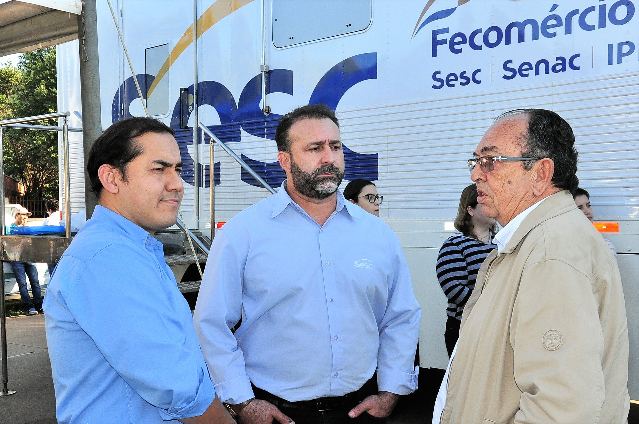 OdontoSesc inicia atendimentos e SESC Mulher deve chegar em breve Gerente do Hotel Sesc Bonito, Gabriel Calderón; representante do SESC, Sérgio Torres e prefeito Odilson. Foto: Jabuty