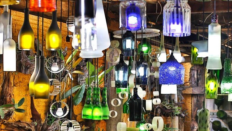 Local produz peças decorativas e utilitários com vidro reciclado. Foto: Divulgação