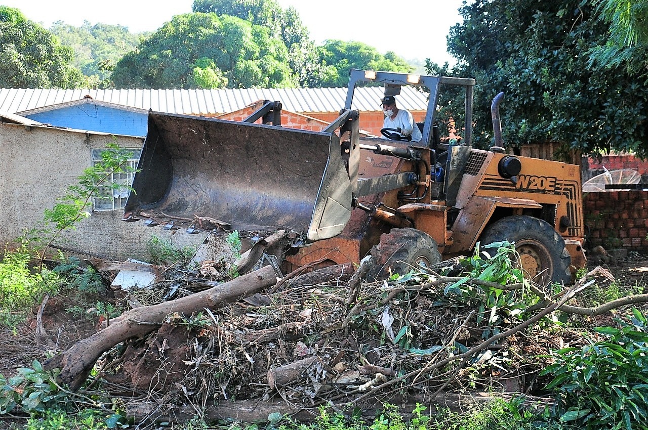 Secretarias de Obras e de Saúde realizam ações na Vila Machado Serviços incluíram limpeza e recolhimento de galhadas. Foto: Jabuty