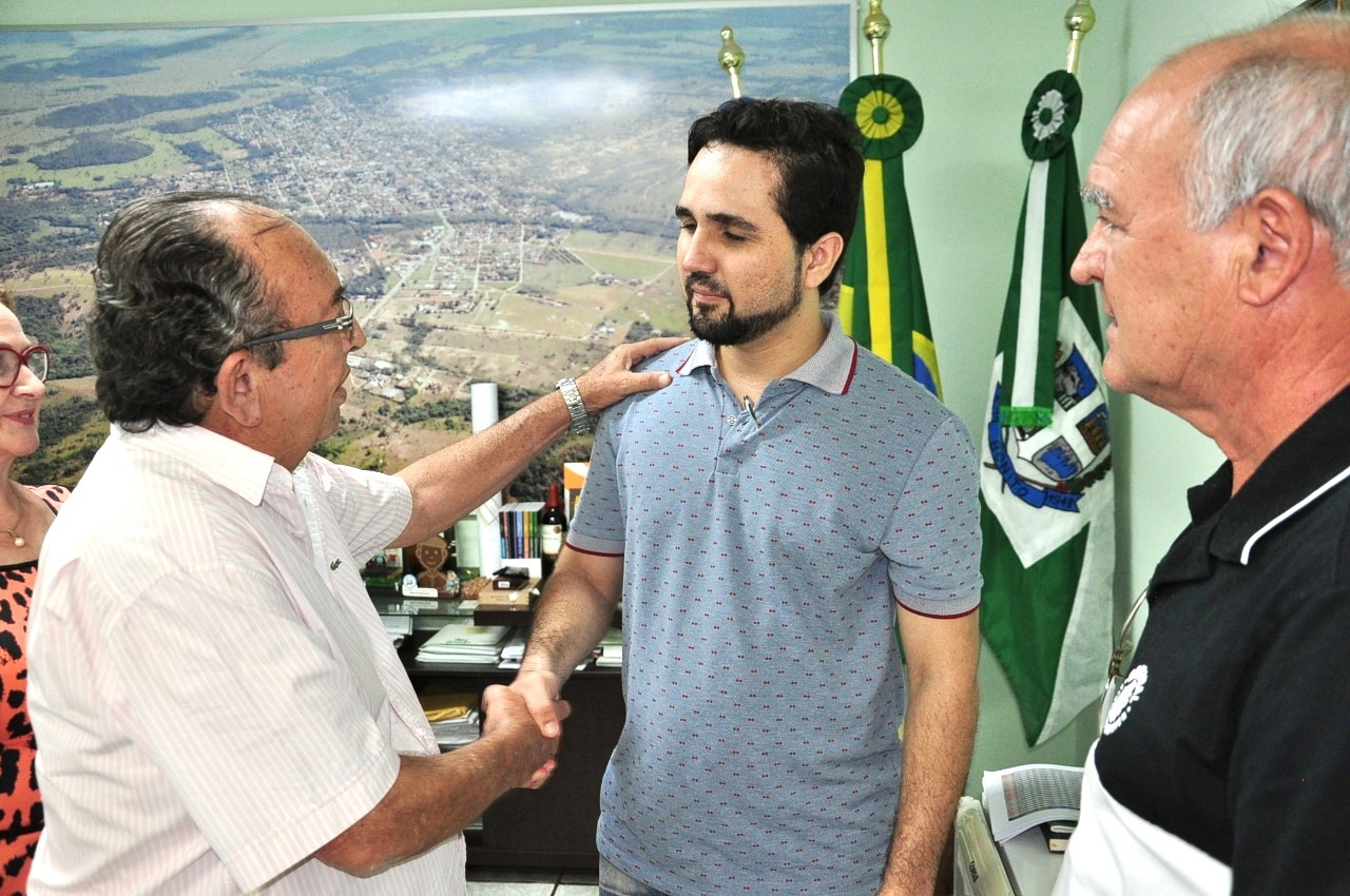 Novo servidor recebeu as boas vindas do prefeito Odilson. Foto: Jabuty
