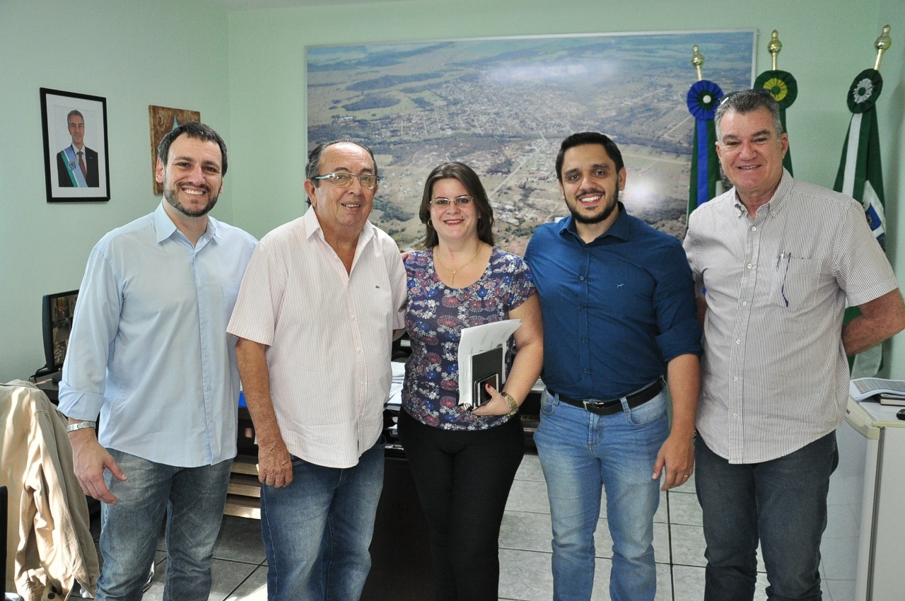 Da esq/para a direita: Marco  Antônio  Casimiro, prefeito Odilson, Rosivete, gerente Matheus da Silva e secretário Augusto. Foto: Jabuty