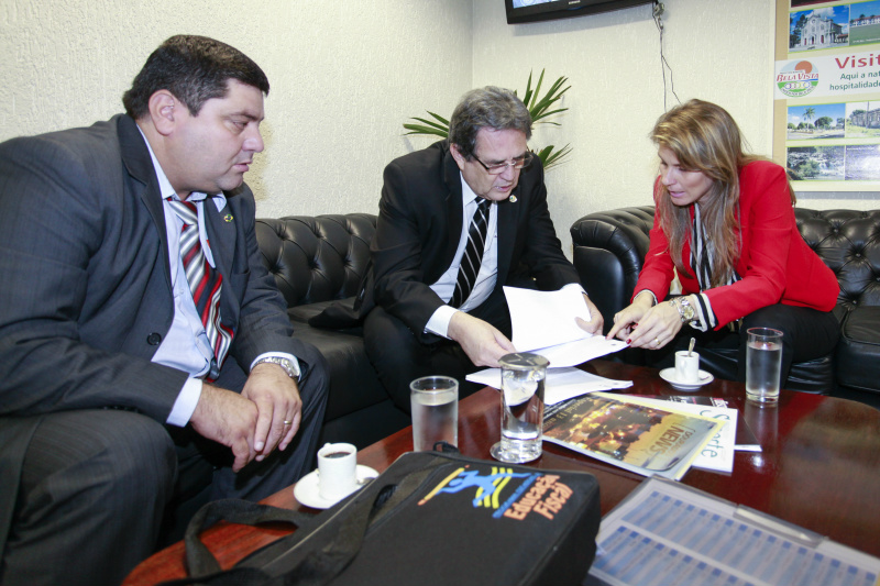 Josmail e Juliane com o Senador Moka. Foto: Luís Carlos Campos Sales