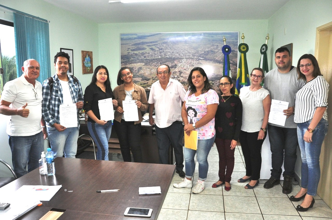 Ato de assinatura da posse foi realizado no gabinete do prefeito. Foto: Jabuty