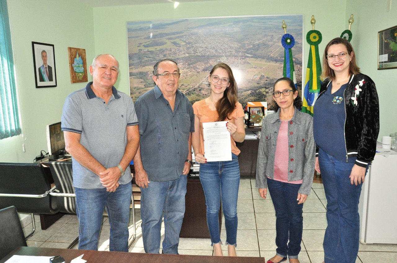 Nova servidora, Paula Cristiane da Silva, assumiu o cargo cargo efetivo de Farmacêutico Bioquímico. Foto: Jabuty