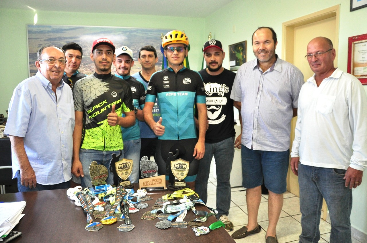 Equipe apresentou ao prefeito diversos prêmios recebidos em 2019. Foto: Jabuty