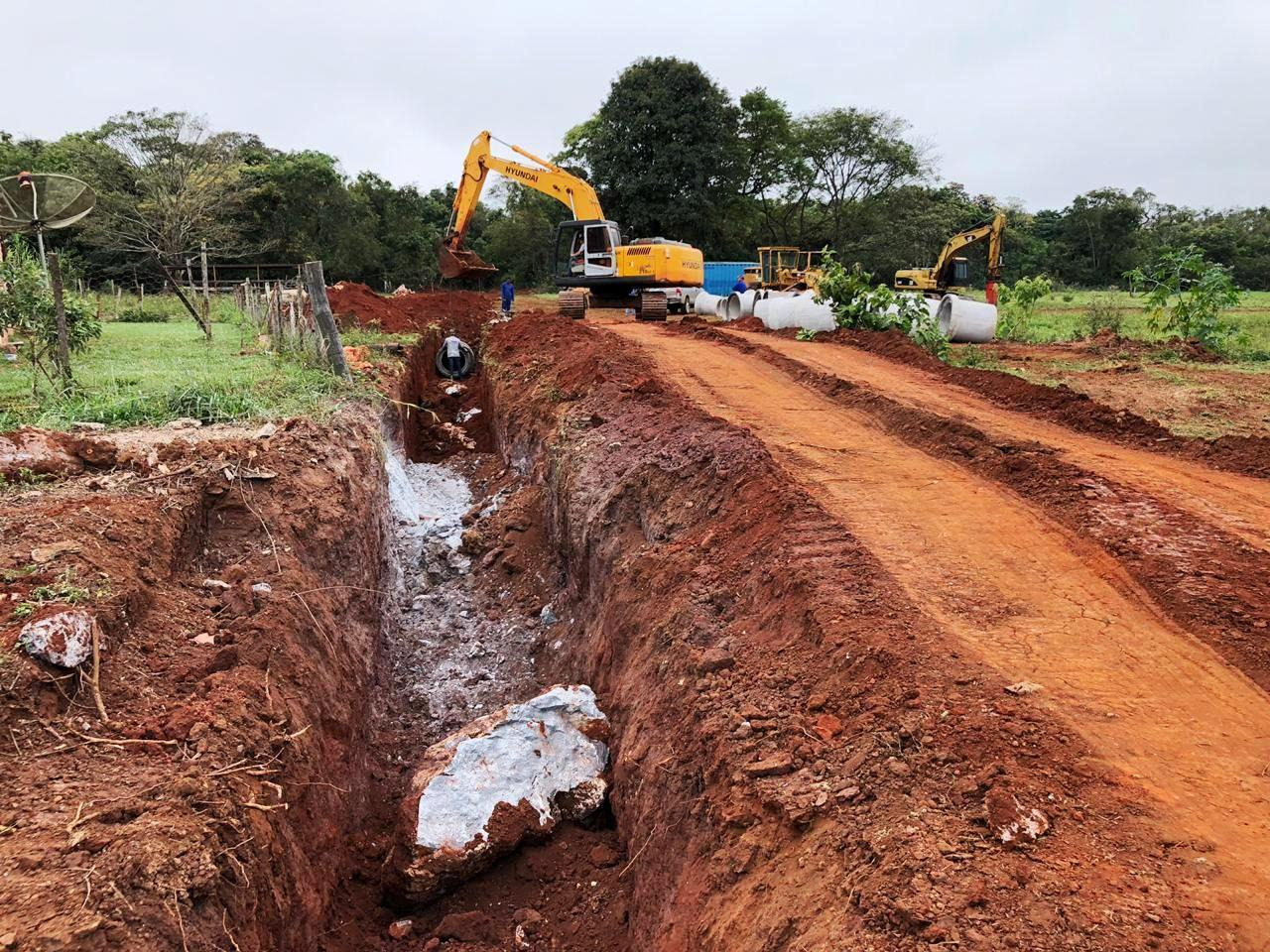 A grande quantidade de pedras (de grande porte) torna necessária a utilização de um rompedor hidráulico. Foto: Jabuty