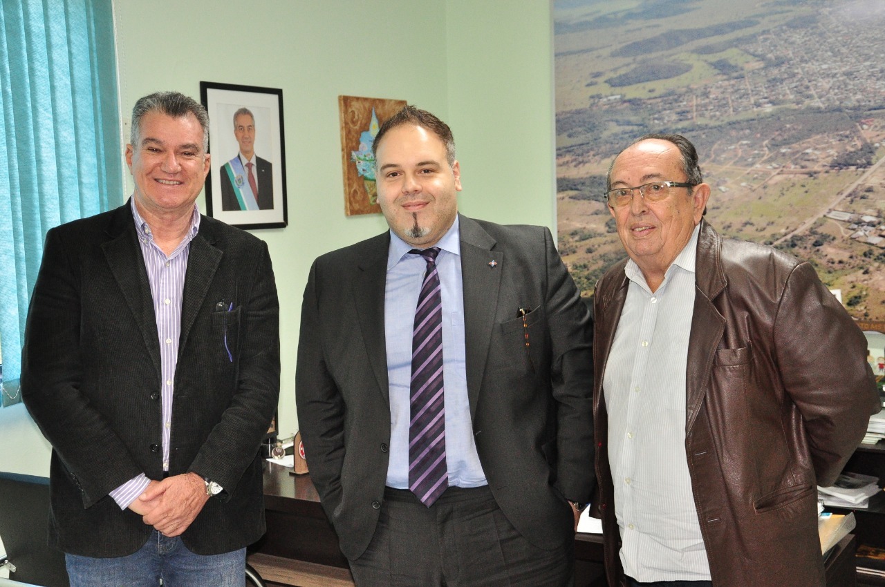 Prefeito recebe cônsul do Grão Ducado de Luxemburgo Cônsul convidou o prefeito e o secretário a participar de feira de turismo no país e divulgar Bonito. Foto Jabuty