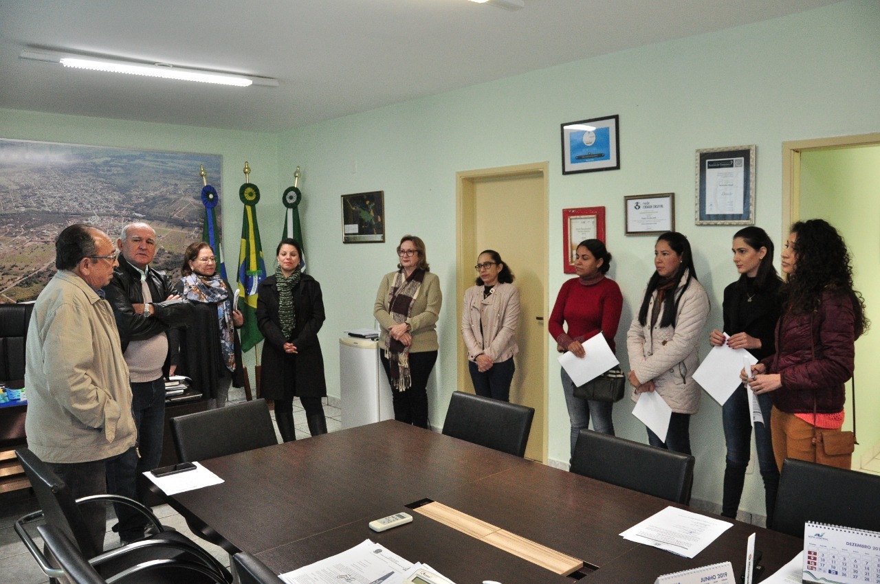 Prefeito saudou as novas servidoras, destacando a importância da renovação para melhoria dos serviços. Foto: Jabuty