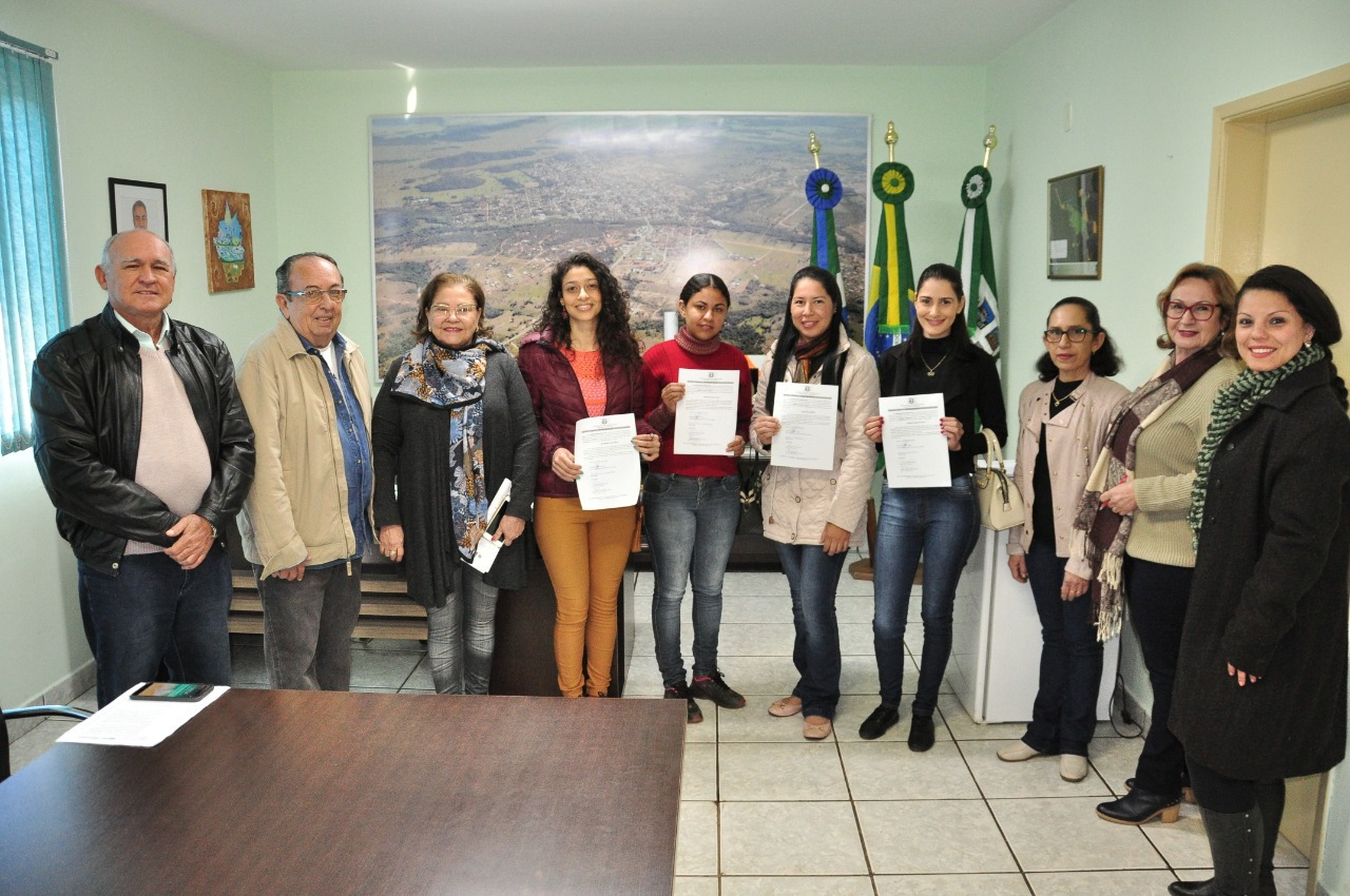 Posse foi realizada no gabinete do prefeito, com a presença de secretários municipais. Foto: Jabuty