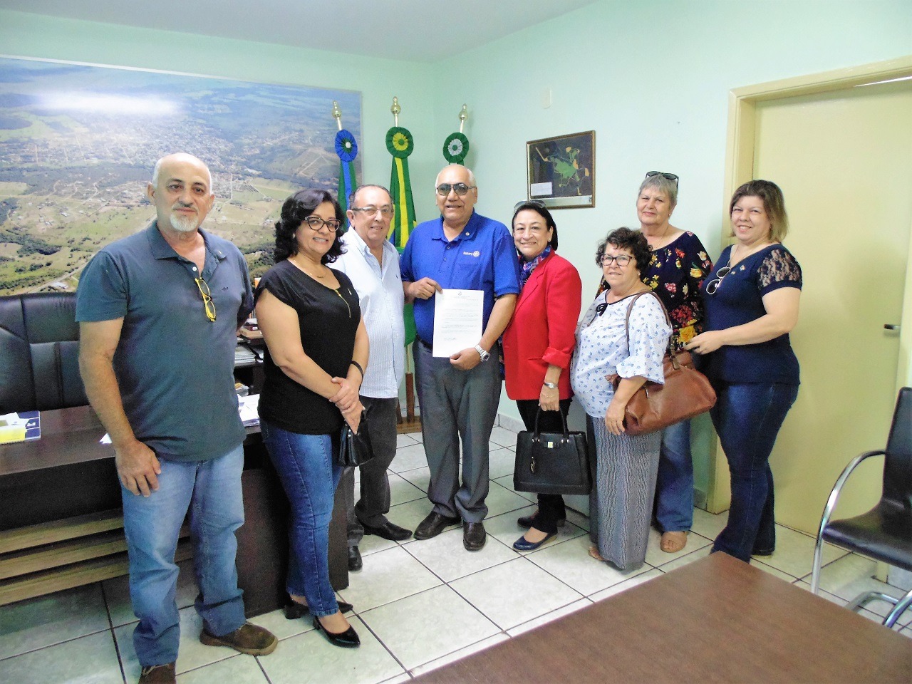 Prefeito entrega decreto declarando governador do Rotary Hóspede Oficial. Foto: PMB
