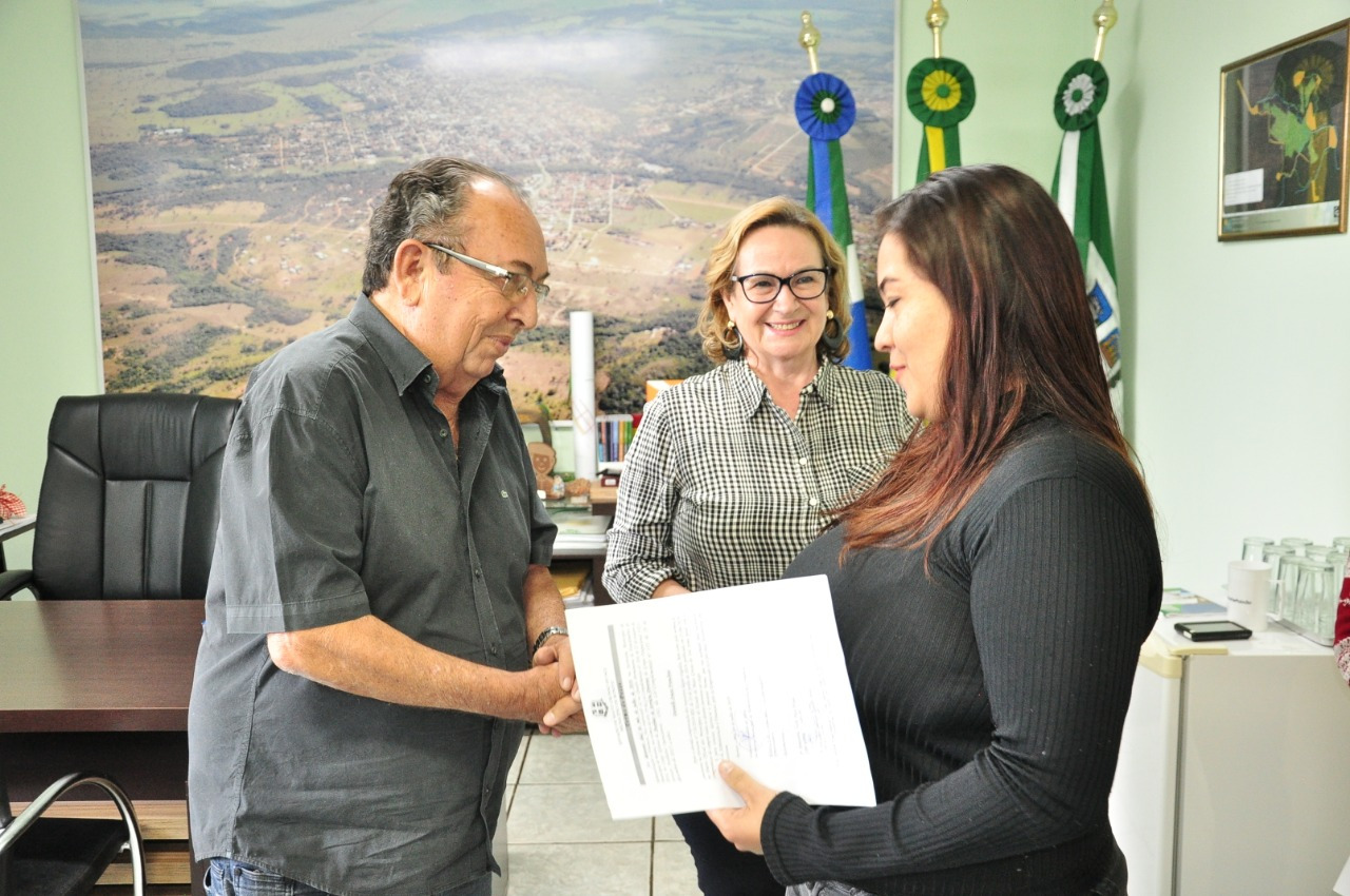 Servidora recebe as boas vindas do prefeito Odilson Soares. Foto: Jabuty